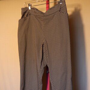 Time and Tru - Geometric design pull on capris - Size XL - 16-18 Black/White